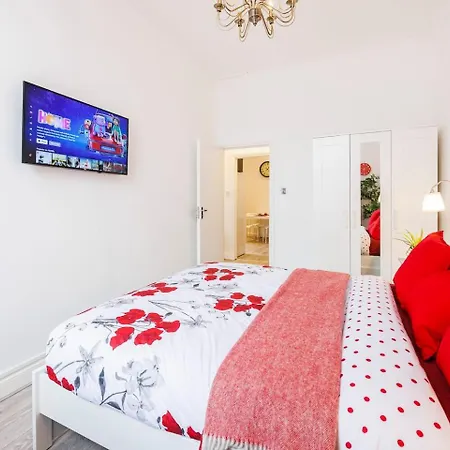 12 Bed Charming And Bright Flat Apartment