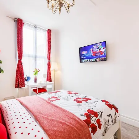 12 Bed Charming And Bright Flat *