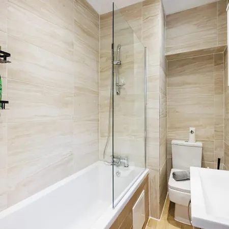 12 Bed Charming And Bright Flat London