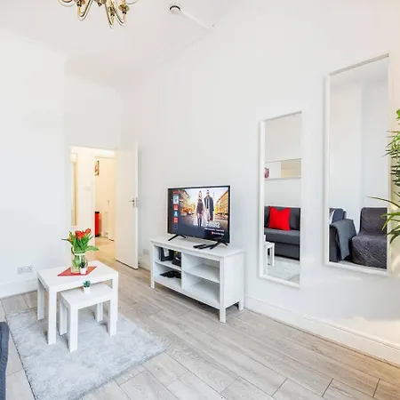 12 Bed Charming And Bright Flat * London