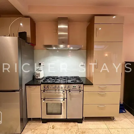 Bohemian Notting Hill Flat, Garden & Amenities * London
