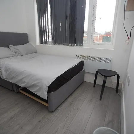 Douglas House 4 Bed - Parking - Wifi - Close Heathrow Airport London