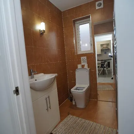 Douglas House 4 Bed - Parking - Wifi - Close Heathrow Airport Holiday home *