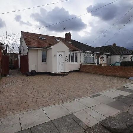 Douglas House 4 Bed - Parking - Wifi - Close Heathrow Airport
