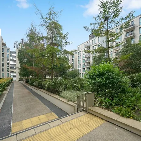 Amazing 2 Bedroom Flat In E20 Apartment *