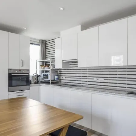 Amazing 2 Bedroom Flat In E20 Apartment *