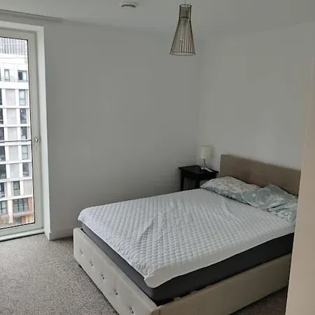 Apartment Amazing 2 Bedroom Flat In E20 *