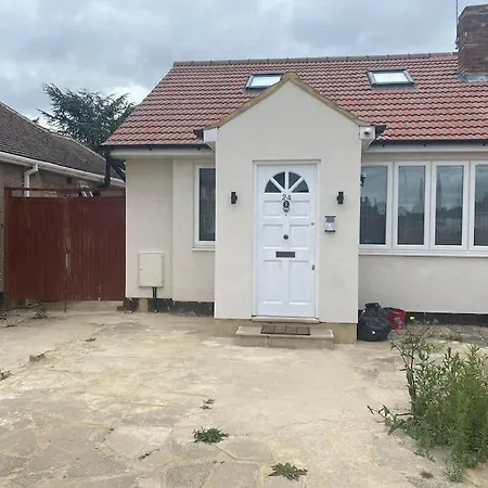 Holiday home Douglas House 4 Bed - Parking - Wifi - Close Heathrow Airport London