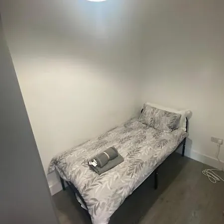 Holiday home Douglas House 4 Bed - Parking - Wifi - Close Heathrow Airport London