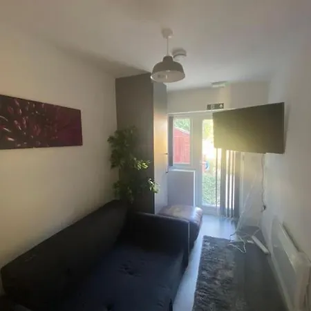 Douglas House 4 Bed - Parking - Wifi - Close Heathrow Airport