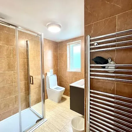 Holiday home Douglas House 4 Bed - Parking - Wifi - Close Heathrow Airport