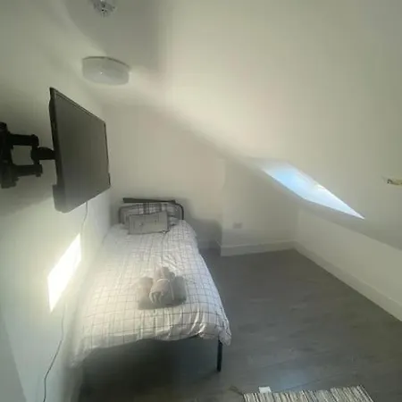 Holiday home Douglas House 4 Bed - Parking - Wifi - Close Heathrow Airport *
