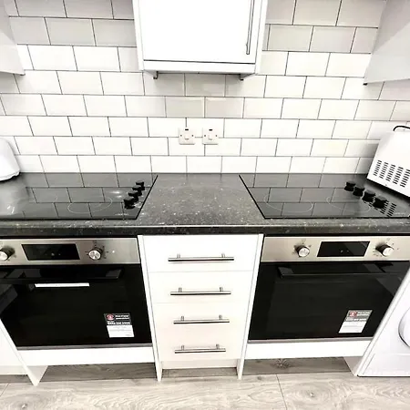 Holiday home Douglas House 4 Bed - Parking - Wifi - Close Heathrow Airport London