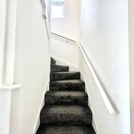 Douglas House 4 Bed - Parking - Wifi - Close Heathrow Airport Holiday home