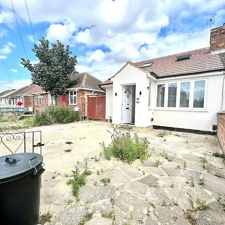 Douglas House 4 Bed - Parking - Wifi - Close Heathrow Airport Holiday home *