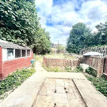 Douglas House 4 Bed - Parking - Wifi - Close Heathrow Airport