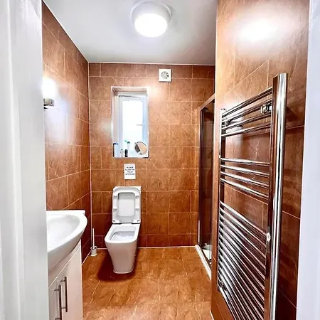 Douglas House 4 Bed - Parking - Wifi - Close Heathrow Airport Holiday home