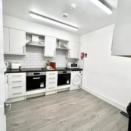 Holiday home Douglas House 4 Bed - Parking - Wifi - Close Heathrow Airport *