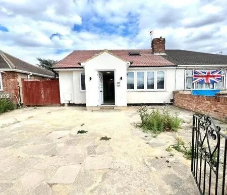 Holiday home Douglas House 4 Bed - Parking - Wifi - Close Heathrow Airport *