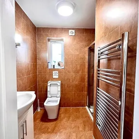 Douglas House 4 Bed - Parking - Wifi - Close Heathrow Airport