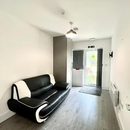 Douglas House 4 Bed - Parking - Wifi - Close Heathrow Airport *