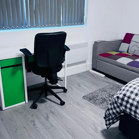 Douglas House 4 Bed - Parking - Wifi - Close Heathrow Airport