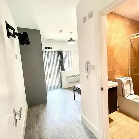 Holiday home Douglas House 4 Bed - Parking - Wifi - Close Heathrow Airport London