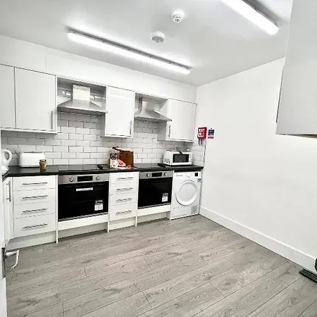 Holiday home Douglas House 4 Bed - Parking - Wifi - Close Heathrow Airport London