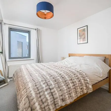 Charming Flat Near Canary Wharf Apartment London