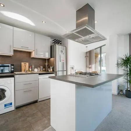 Charming Flat Near Canary Wharf London