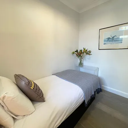Cozy In Westminster Διαμέρισμα *
