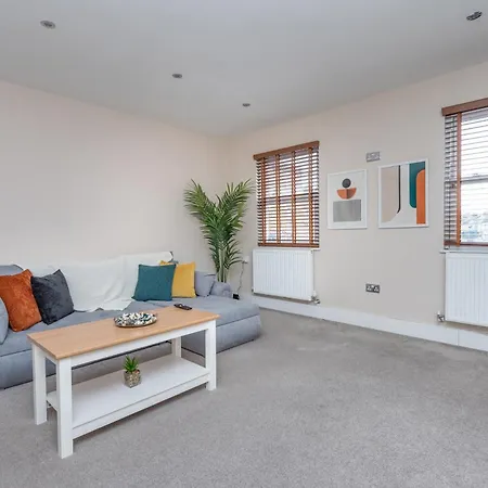 Modern Flat With Balcony Next To Station By Cto Serviced * London
