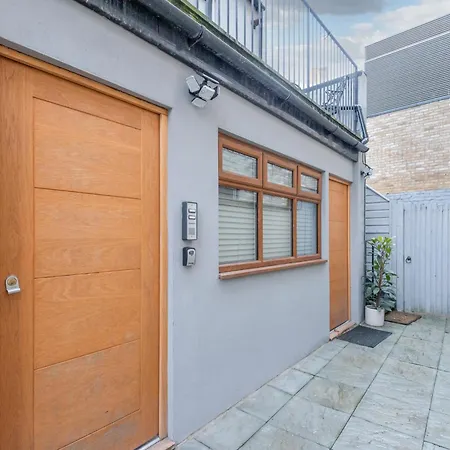 Modern Flat With Balcony Next To Station By Cto Serviced Apartment