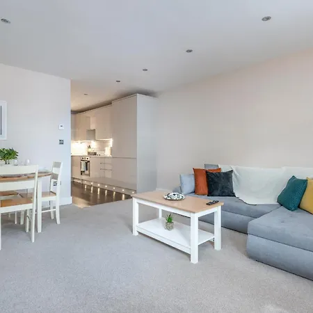 Modern Flat With Balcony Next To Station By Cto Serviced Apartment