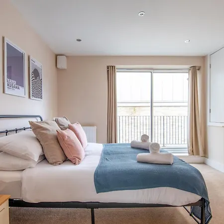 Modern Flat With Balcony Next To Station By Cto Serviced *