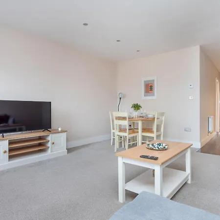 Modern Flat With Balcony Next To Station By Cto Serviced Apartment *
