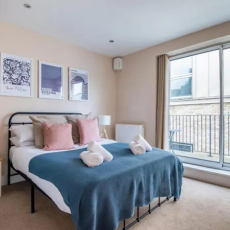 Apartment Modern Flat With Balcony Next To Station By Cto Serviced *