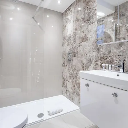 Modern Flat With Balcony Next To Station By Cto Serviced Apartment London