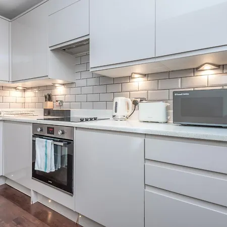 Modern Flat With Balcony Next To Station By Cto Serviced *