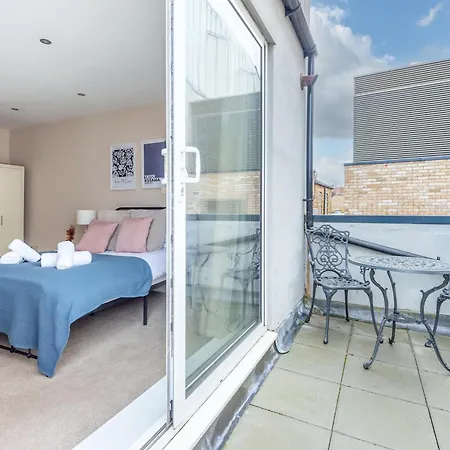 Modern Flat With Balcony Next To Station By Cto Serviced * London