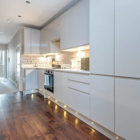 Modern Flat With Balcony Next To Station By Cto Serviced