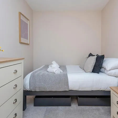 Apartment Modern Flat With Balcony Next To Station By Cto Serviced *