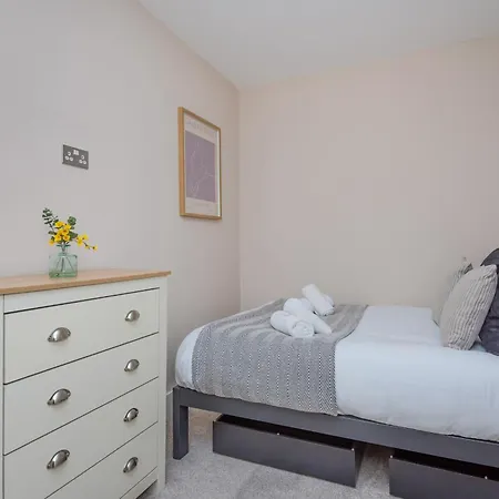 Modern Flat With Balcony Next To Station By Cto Serviced *