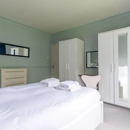 Charming One Bed Abode In East Putney Апартаменты *