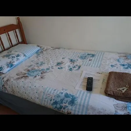Tiny Single Shared Bathroom Ssbyr בית הארחה