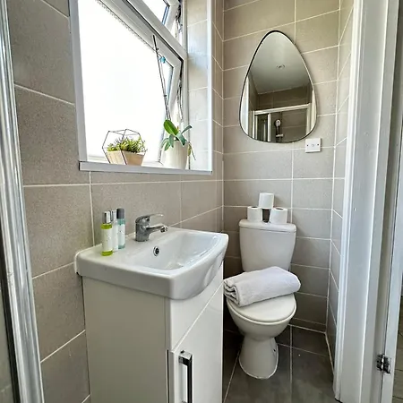 Harrow Road Beautiful Family Apartment *