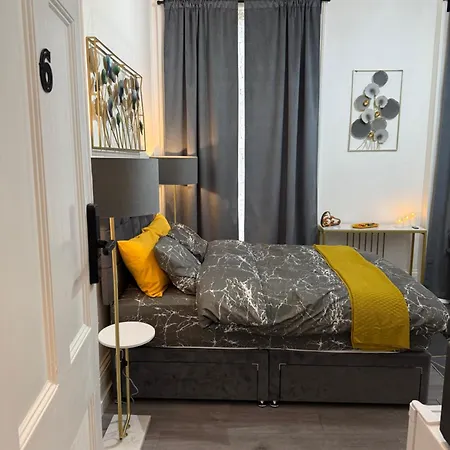 Homestay Luxury In Victoria, 7 Minutes Walk To Victoria Station, 6 *