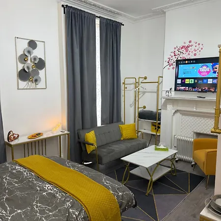Homestay Luxury In Victoria, 7 Minutes Walk To Victoria Station, 6 *