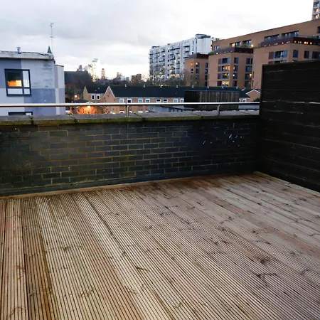 New Luxury In Location Next To Shops, Cafes, Bars & Metro * Londres