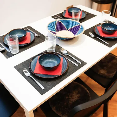 New Luxury In Location Next To Shops, Cafes, Bars & Metro Apartamento Londres